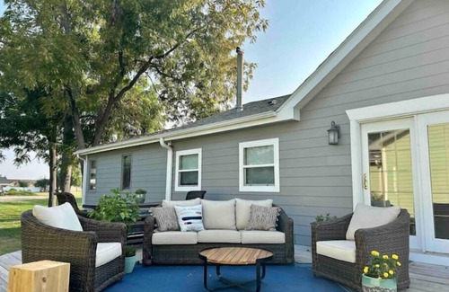 Council Bluffs Cabaña | Cozy Lakeside Cottage for Families and Fun Seekers. Game room - Large Soaker Tub
