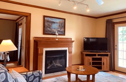 Port Stanton Cabaña | Cozy Lakeside Cottage in Muskoka