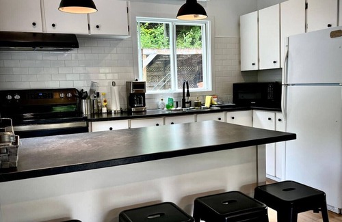 Val-des-Monts Cabaña | Cozy Lakeside Cottage