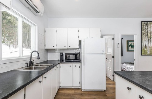 Val-des-Monts Cabaña | Cozy Lakeside Cottage