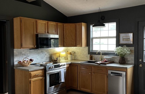 Scottsville Cabaña | Cozy lakeside cottage- fire pit/lake access
