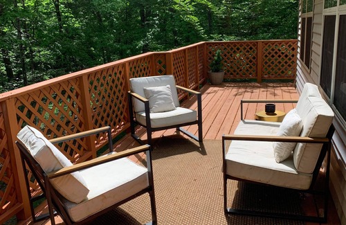 Scottsville Cabaña | Cozy lakeside cottage- fire pit/lake access