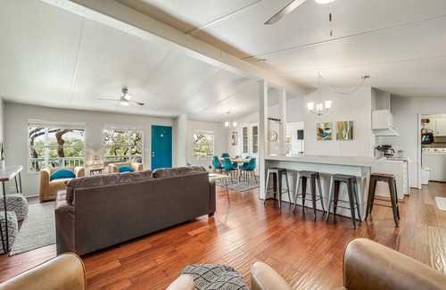 Lago Vista Cabaña | Cozy Lakeside Cottage w/ Lake Access