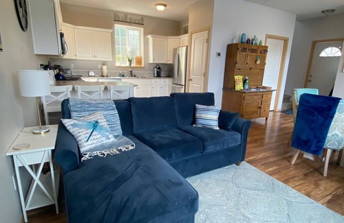 Shelton Casa | Cozy Lakeside Cottage 1.5 hours from Seattle