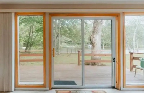 Swan Lake Cabaña | Cozy lakeside cottage with modern furniture on a quiet street.