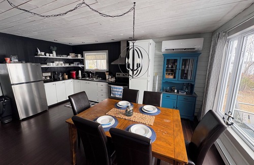 Terra Nova Cabina | Cozy Lakeside Cottage with hot tub, games room, kayaks and paddle boards.