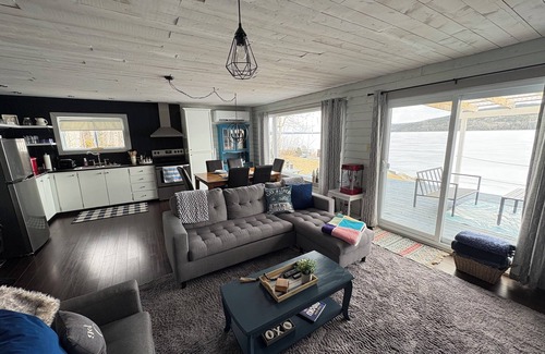 Terra Nova Cabina | Cozy Lakeside Cottage with hot tub, games room, kayaks and paddle boards.