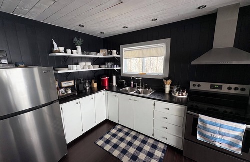 Terra Nova Cabina | Cozy Lakeside Cottage with hot tub, games room, kayaks and paddle boards.