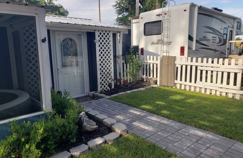 Lake Park Casa | Cozy Lakeside RV awaits
