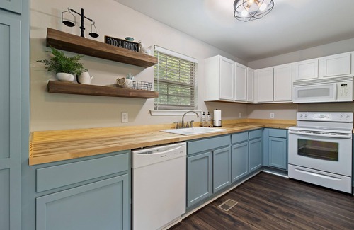 Gilbert Cabina | Cozy Lakeview Cabin in Quiet Cove