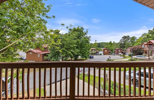 Gilbert Cabina | Cozy Lakeview Cabin in Quiet Cove