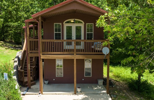 Gilbert Cabina | Cozy Lakeview Cabin in Quiet Cove
