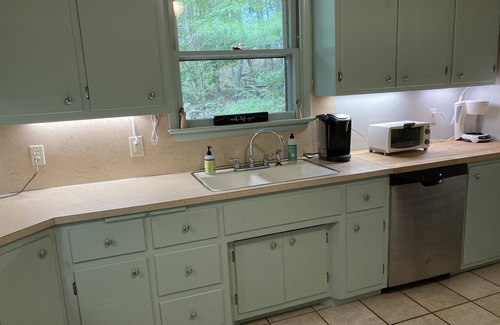 Hawley Cabaña | Cozy Lakeview Family Cottage - steps to the lake, 2 swim docks & restaurant!