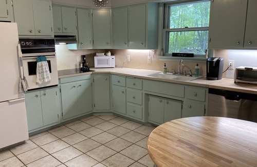 Hawley Cabaña | Cozy Lakeview Family Cottage - steps to the lake, 2 swim docks & restaurant!