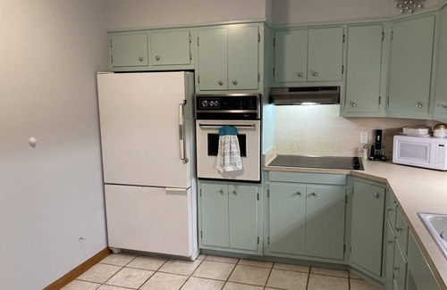 Hawley Cabaña | Cozy Lakeview Family Cottage - steps to the lake, 2 swim docks & restaurant!