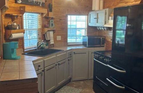 Lowndesboro Cabaña | Cozy Last Resort Cottage located on Gun Shute Island off the Alabama River.
