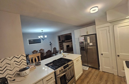 South Hills Casa | Cozy Lavendar Home: 2-bedroom townhome in vibrant Pittsburgh with WiFi, AC