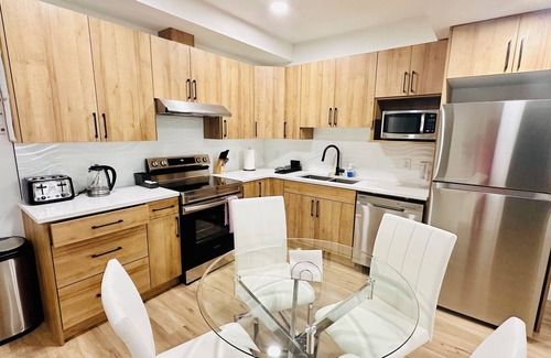 Southwest Edmonton Casa | Cozy Legal BSMT Suite| Sleeps 6| YEG Airport| West Edmonton Mall
