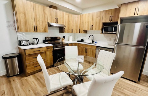 Southwest Edmonton Casa | Cozy Legal BSMT Suite| Sleeps 6| YEG Airport| West Edmonton Mall