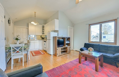 Levittown Apartamento | Cozy Levittown Apartment: Full Kitchen + Smart TV!