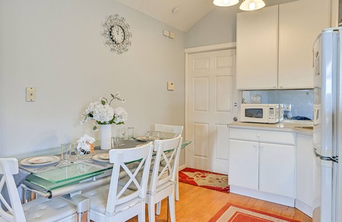 Levittown Apartamento | Cozy Levittown Apartment: Full Kitchen + Smart TV!