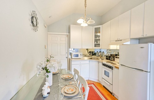 Levittown Apartamento | Cozy Levittown Apartment: Full Kitchen + Smart TV!