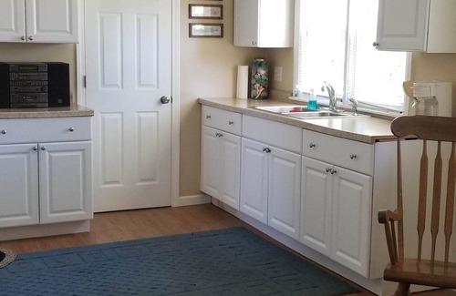 Lexington Cabaña | Cozy Lexington cottage! Stroll down to the sandy beach of Lake Huron!