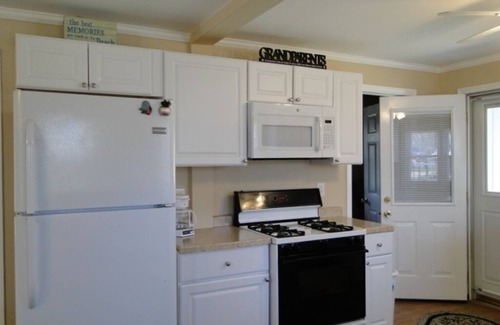 Lexington Cabaña | Cozy Lexington cottage! Stroll down to the sandy beach of Lake Huron!