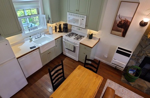 Altamont Cabaña | Cozy Linville River Cottage-Newland, NC "Mountain Thyme"