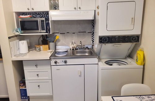 Langford Casa | Cozy little all private one bedroom and den that accommodates 4 people