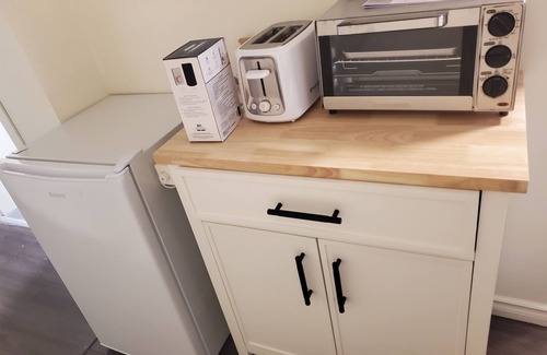 Langford Casa | Cozy little all private one bedroom and den that accommodates 4 people