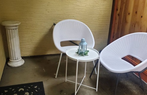 Langford Casa | Cozy little all private one bedroom and den that accommodates 4 people