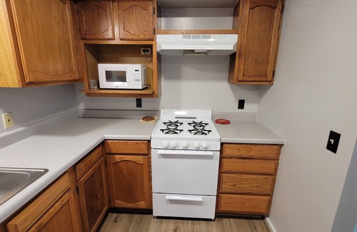 Bellaire Alquiler De RV | Cozy little cabin in a campground backed up to the peaceful woods.