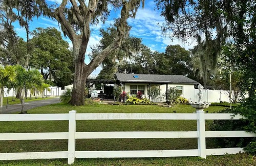 Valrico Casa | Cozy little White House
