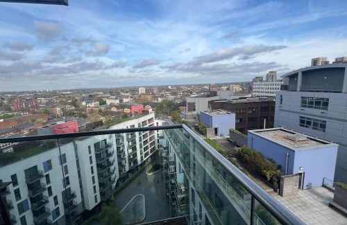 Fairfield Apartamento | Cozy Living with Balcony View