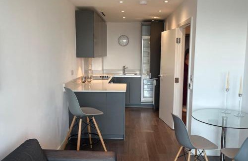 Fairfield Apartamento | Cozy Living with Balcony View