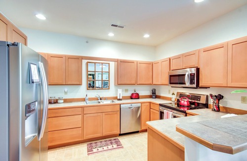 Livingston Condominio | Cozy Livingston Condo w/ Balcony & Mtn View!