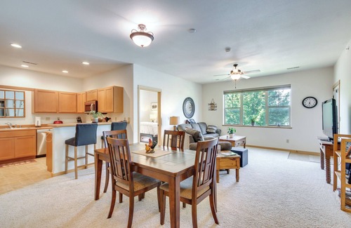 Livingston Condominio | Cozy Livingston Condo w/ Balcony & Mtn View!