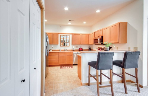 Livingston Condominio | Cozy Livingston Condo w/ Balcony & Mtn View!