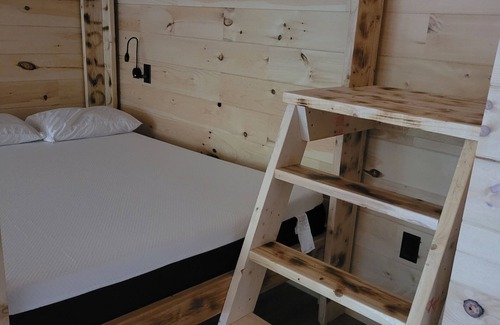 Aroostook Cabina | Cozy lodge room #2