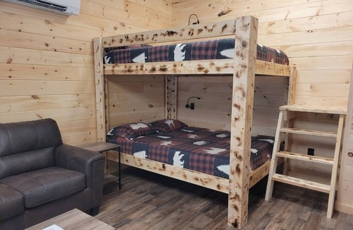 Aroostook Cabina | Cozy lodge room #2