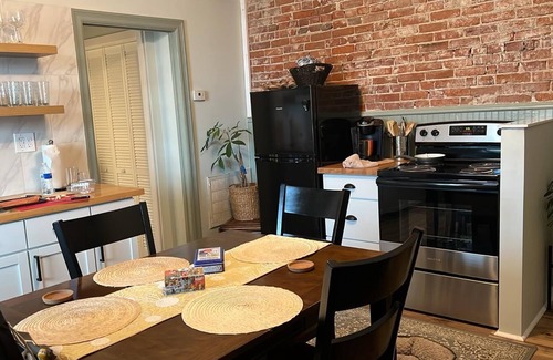 St. Charles Historic District Apartamento | Cozy Loft from 1860 in Frenchtown facing Katy trail St Charles MO