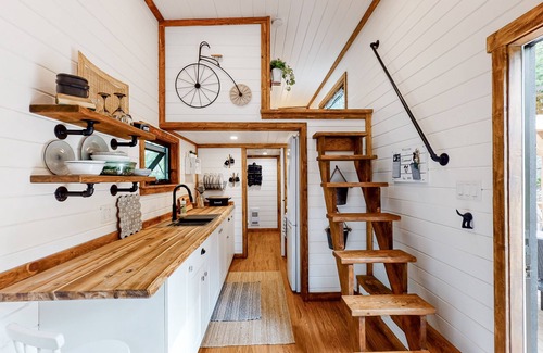 Christina Lake Casa | Cozy loft home with modern design, deck, hammock, outdoor shower, and AC