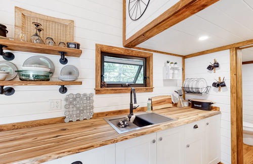 Christina Lake Casa | Cozy loft home with modern design, deck, hammock, outdoor shower, and AC
