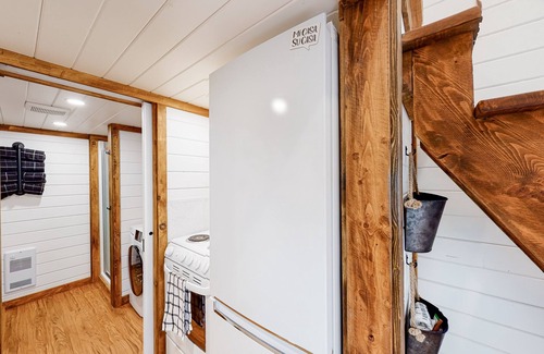 Christina Lake Casa | Cozy loft home with modern design, deck, hammock, outdoor shower, and AC