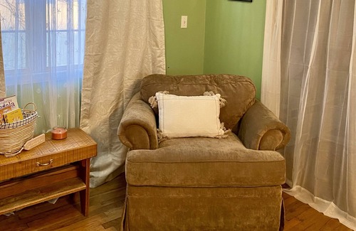 Bunker Hill Apartamento | Cozy loft in a small town; walking distance to the popular restaurant BG’s!