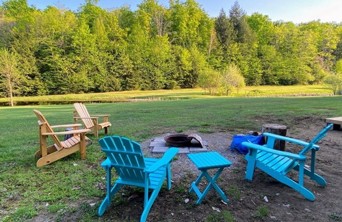 Weslemkoon Cabina | Cozy Loft Pine Cabin with Lake and Crown Land Access | Pond Views | Dog-Friendly