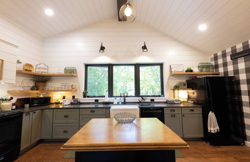 Canadian Lakes Apartamento | Cozy loft retreat with lake views and access.