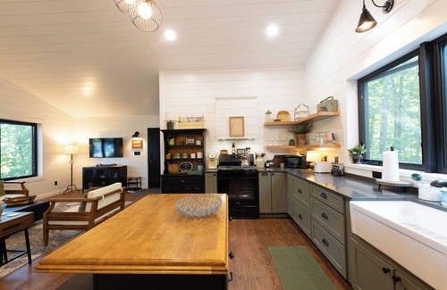 Canadian Lakes Apartamento | Cozy loft retreat with lake views and access.