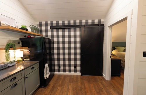 Canadian Lakes Apartamento | Cozy loft retreat with lake views and access.